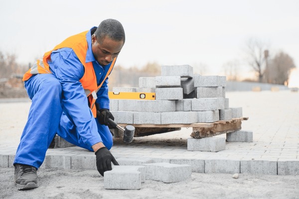 pavement-laying-paving-stones-cube-600nw-2580181789